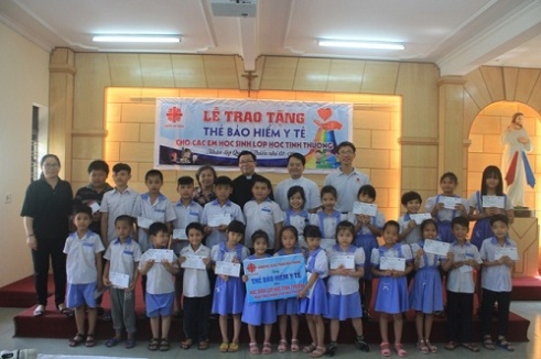 Caritas Hai Phong presents health insurance to pupils with disabilities