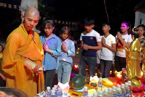  Many pagodas in Central hold prayers for students in their upcoming exams 