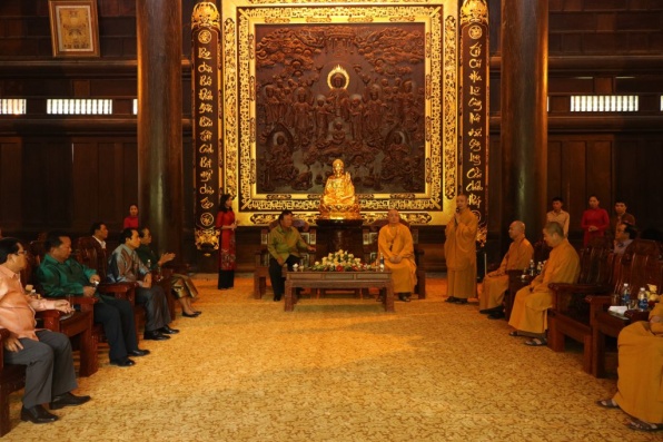 Laos President Bounnhang Vorachith visits Bai Dinh pagoda