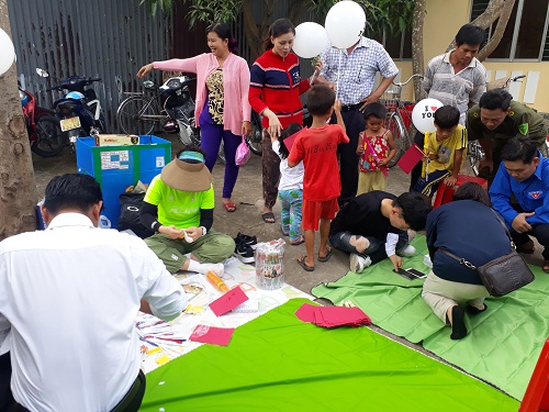 Korean pastor leads volunteer group for providing charities for poor people in Dong Thap