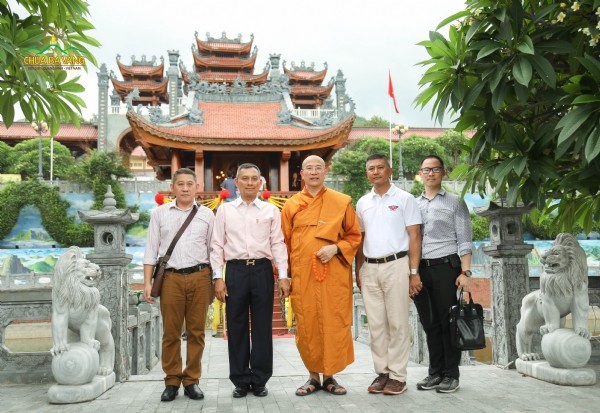 Royal Thai Police Deputy Chief visits Ba Vang pagoda