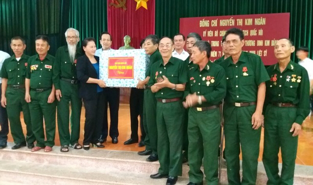 NA Chairwoman presents gifts to war invalids in Ha Nam