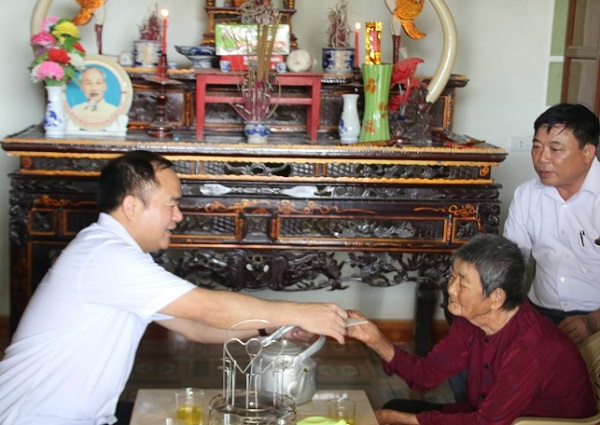 Government religious committee presents gifts to families of wounded and fallen soldiers in Nghe An 