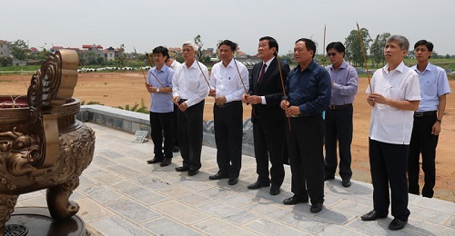 Former State President Trương Tấn Sang offers incense at Ly Thuong Kiet temple