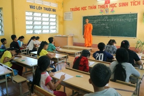 Pagodas in Soc Trang open Khmer language classes for children 