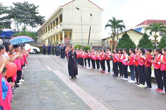 New bishop of Thanh Hoa pays visits to parishes of Bao Loc deanery of Da Lat Diocese