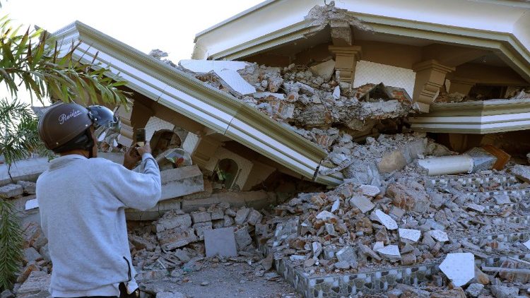 Pope sends condolences to Indonesia earthquake victims