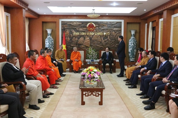 Government religious committee leader receives Laos delegation