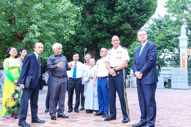 US general visits Hai Ba Trung temple, praising the Vietnamese People’s Army