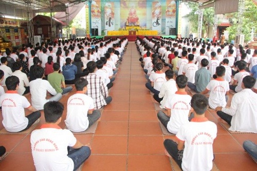 400 new collage students attend Buddhist program in Thai Binh