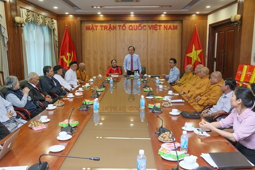 VFF central committee recieves religious dignitaries from Binh Dinh