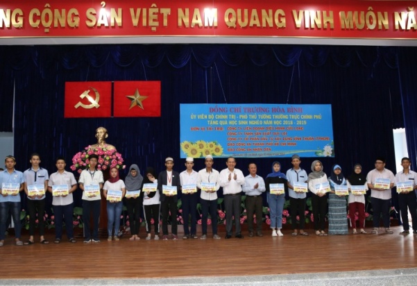 Deputy PM presents gifts to ethnic minority students in Ho Chi Minh city