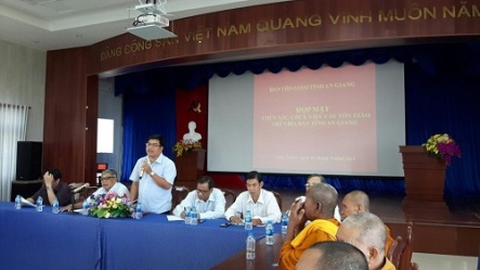 Exchange meeting with religious dignitaries, deacons held in An Giang