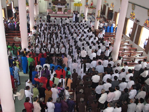 Catholic parish in Quang Binh holds Eucharistic adoration mass,  inaugurates teaching building 