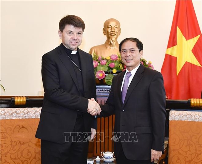 Holy See’s non-residential envoy to Vietnam hosted by Deputy FM