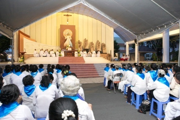 Catholic mothers in Tien Giang make pilgrimage for holy masses