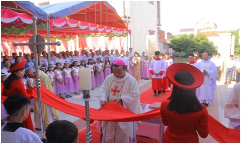 Catholic parish in Quang Binh holds Eucharistic adoration, inaugurates catechetical school