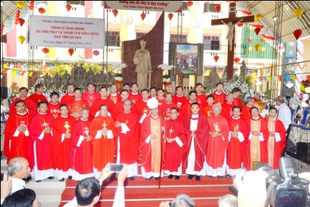 The Congregation of Sacred Heart of Jesus in Ho Chi Minh archdiocese attends mass in My Tho diocese pilgrimage center