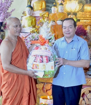 Ca Mau authorities congratulate Khmer people on Sene Dolta festival