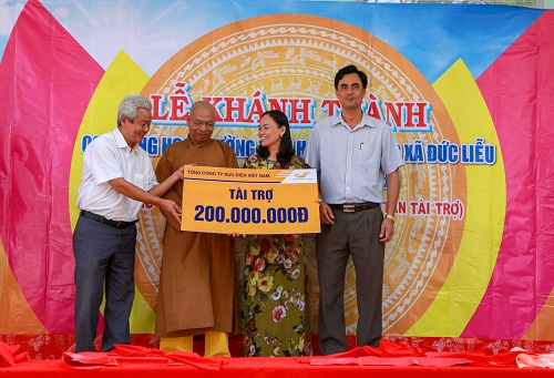 Buddhist monk hands over classrooms for ethnic minority pupils in Binh Phuoc