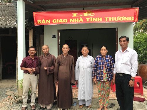 Buddhist chapter in Tien Giang presents charitable houses to local disadvantaged women