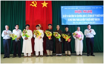 Religious dignitaries in Ben Tre commended for helping the poor