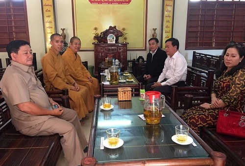 General of Royal Cambodian Army visits pagodas in Nghe An