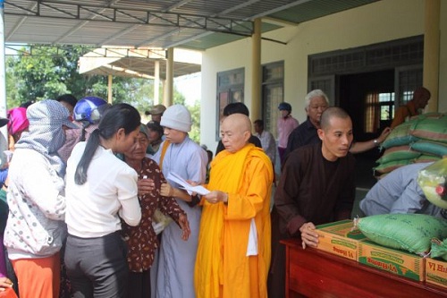 Buddhist Charity Board of Dong Nai province presents gifts to Cham people in Binh Thuan