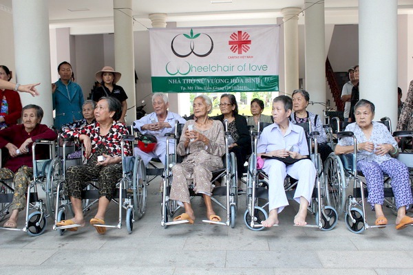 My Tho Caritas presents wheelchairs to people with disabilities in Tien Giang