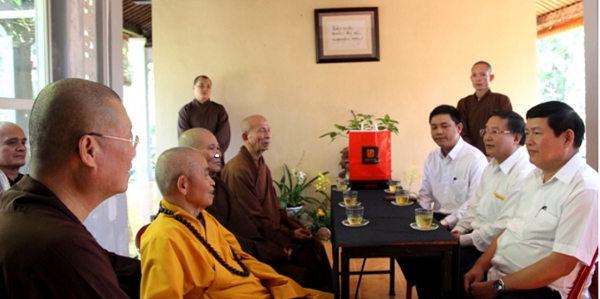 Government religious committee official meets with Zen Buddhist Master Thích Nhất Hạnh