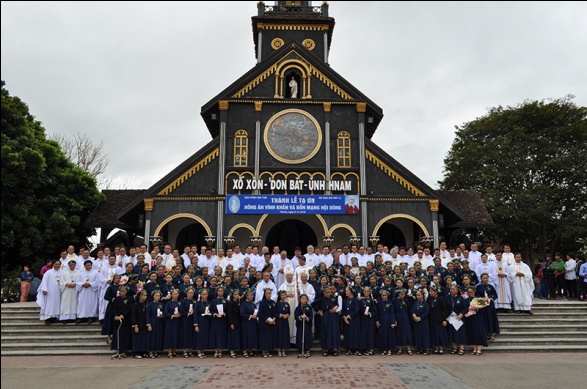 Daughters of Our Lady of the Miraculous Medal in Kon Tum celebrates Traditional Day  