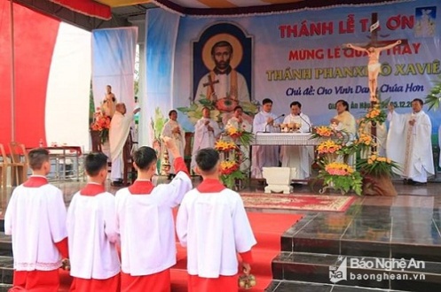 Catholic community in Nghe An holds happy feast for its own patron saint