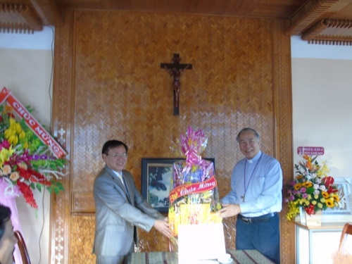 Kon Tum provincial authorities extend Christmas greetings to local Christian organizations