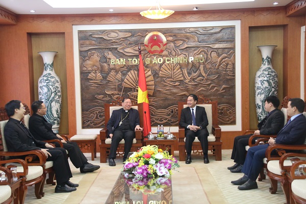 Government religious committee chairman receives archbishop of Hanoi