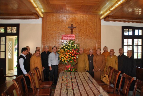 Vietnam Buddhist Sangha extends Christmas greetings to Kon Tum diocese