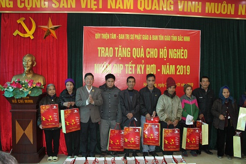 Religious committee, Buddhist chapter in Bac Ninh present Tet gifts to poor locals