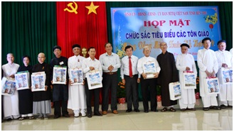 Meeting with typical religious dignitaries held in Ben Tre ahead of Tet festival