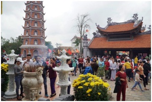 Hoang Phuc pagoda in Quang Binh attracts thousands of visitors during Tet holiday