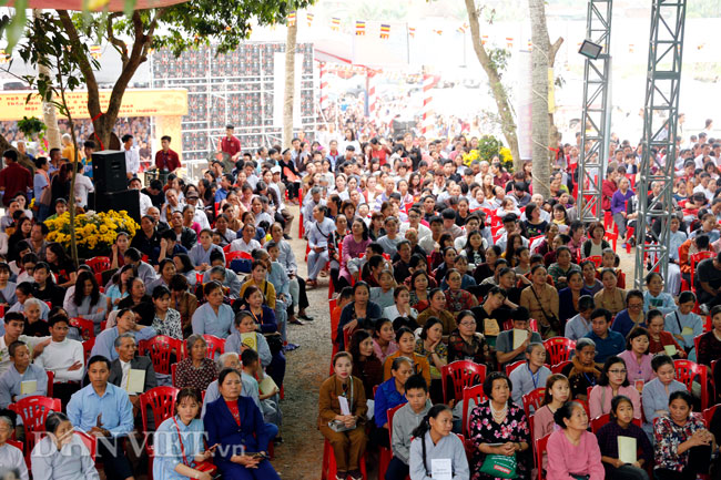 Thousands of people in Nghe An gather for Buddhist peace prayers