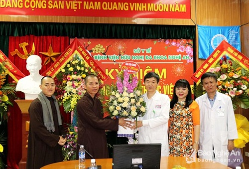 Vien Quang pagoda in Nghe An presents gifts to poor patients