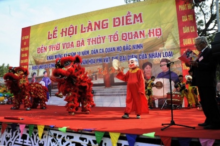 Diem village festival honoring creator of love duet singing