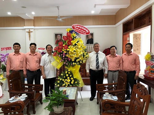 Binh Duong provincial leader visits Phu Cuong diocese on Saint Joseph’s Day 