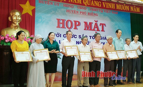 Meeting with outstanding religious dignitaries and key ethnic people held  in Binh Phuoc