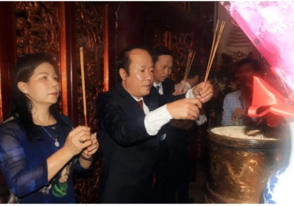 Authorities in Phu Tho offer incense to commemorate Hùng Kings