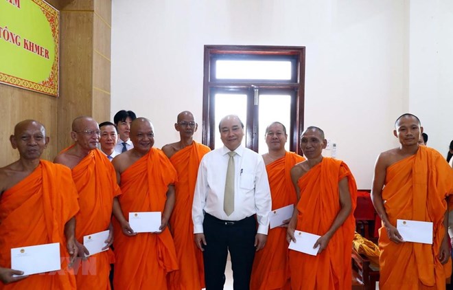 PM visits Khmer Theravada Buddhist Institute