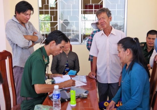 Border Force in Ca Mau presents support to Khmer people