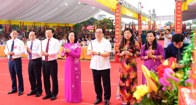 Incense offering commemorates Great Father Lạc Long Quân in Noi Binh Da temple