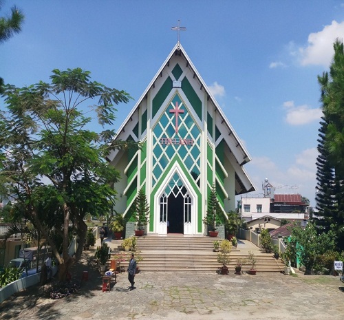 Protestant chapter in Lam Dong organizes thanksgiving for retired pastor