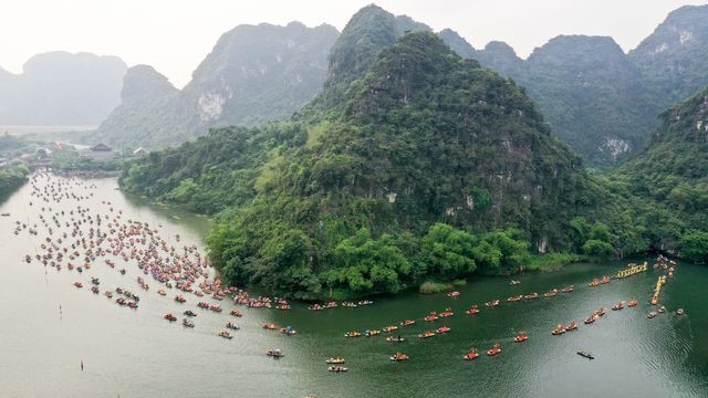 Thousands in attendance as crowds flock to Trang An festival 2019