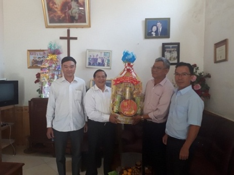 Provincial authorities of Kon Tum pays Easter visit to Dak Glei Church